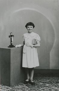 876112 Portret van Truus Verweij uit de Willemstraat in Wijk C te Utrecht, ter gelegenheid van haar plechtige heilige ...